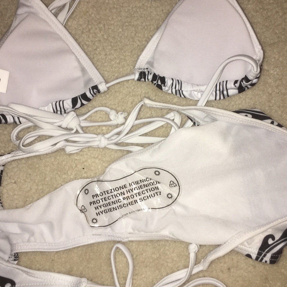 Bikini - Picture 3 of 3